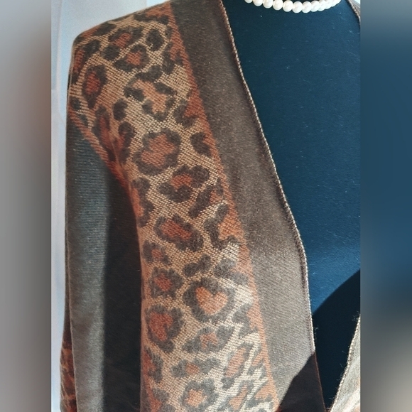 Nwt Ladies Axxents Brown w/ Leopard Blanket Open Front Sweater Poncho Wrap OS - Picture 2 of 3